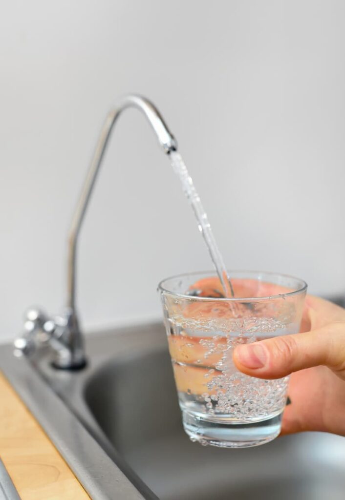 someone holding a glass and fill with water to see if they can drink water in Valencia