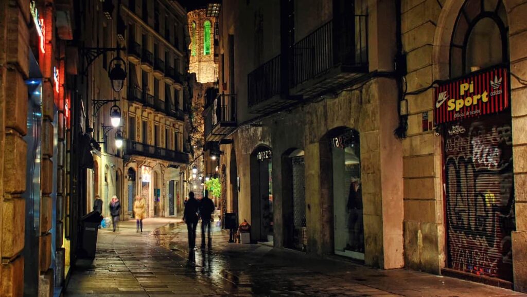 street in Barcelona at night and wwalking alone is one of the things to avoid in Barcelona