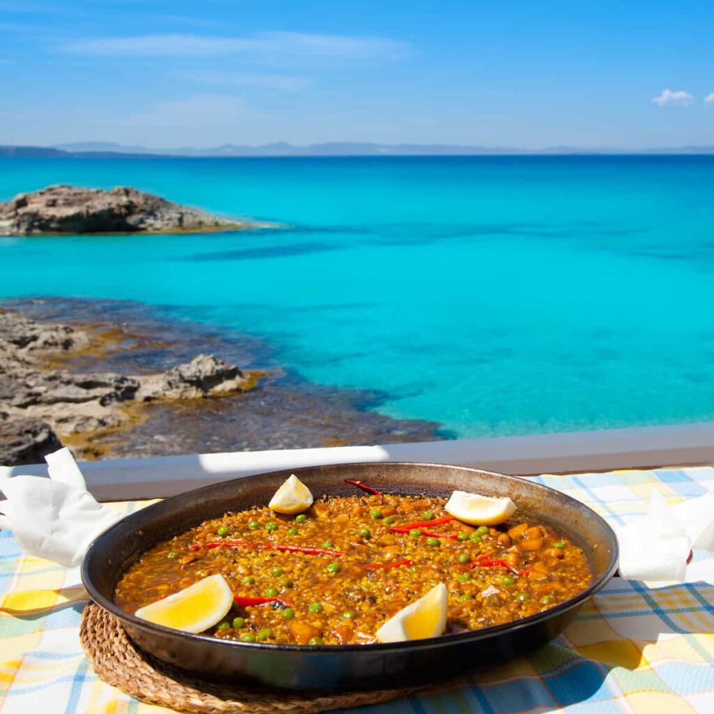 The famous ocean-to-table seafood paella of La Mar Salada is one of the best paella in Barcelona.