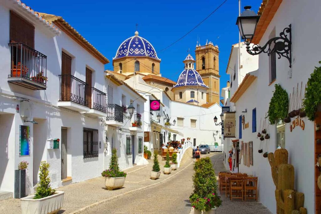 Altea is an enchanting town that captivates visitors with its artistic charm and mesmerizing sea views while doing day trips from Valencia.