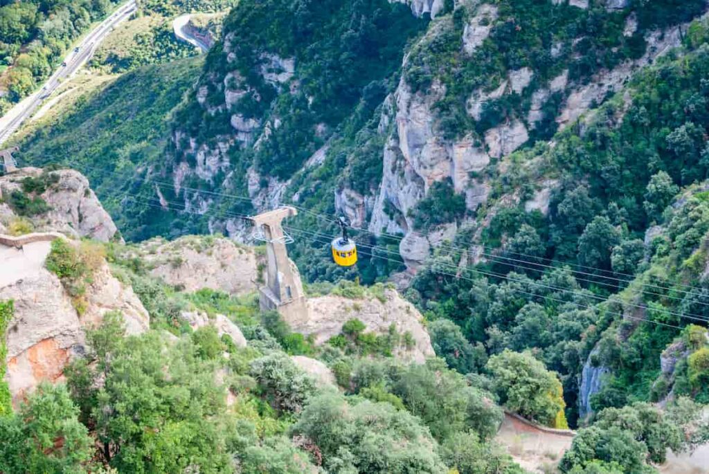 
Yellow cable car in the Aeri de Montserrat rise to de Montserrat one of the main things to see when doing a tour to visit Montserrat from Barcelona.