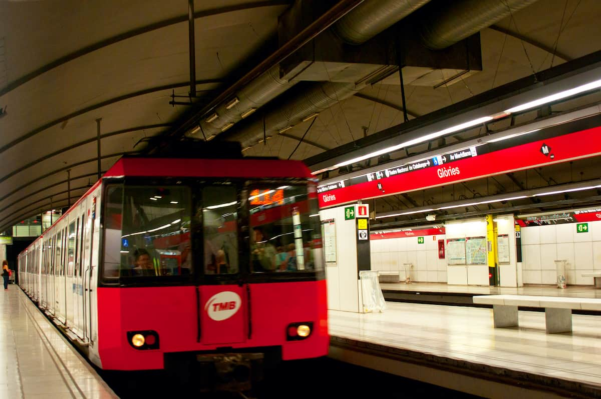 subway running based on the Barcelona metro map with tourist attractions and Barcelona metro zones