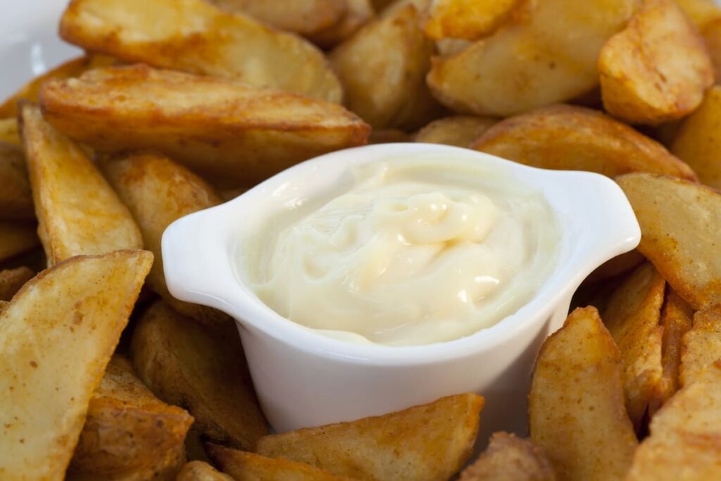 Spanish tapas, patatas bravas with garlic mayonnaise dipping sauce in Bormuth. One of the best Barcelona tapas restaurants.