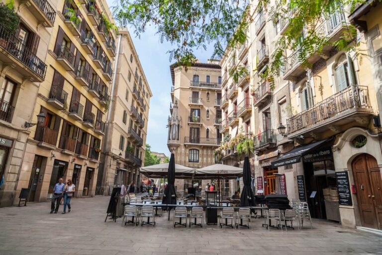 El Born, Barcelona: Where to Stay, Eat and More (2023)