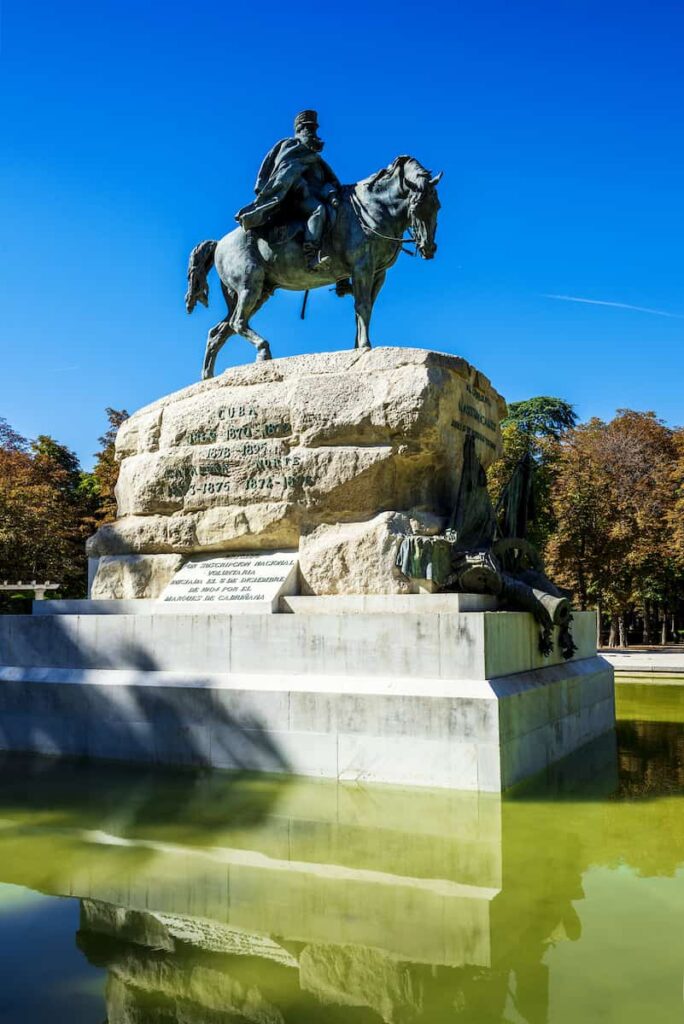 Statue in the famous and beautiful Retiro park of Madrid, One of the best places ro visit when someone needs to decide between Madrid or Barcelona to visit.